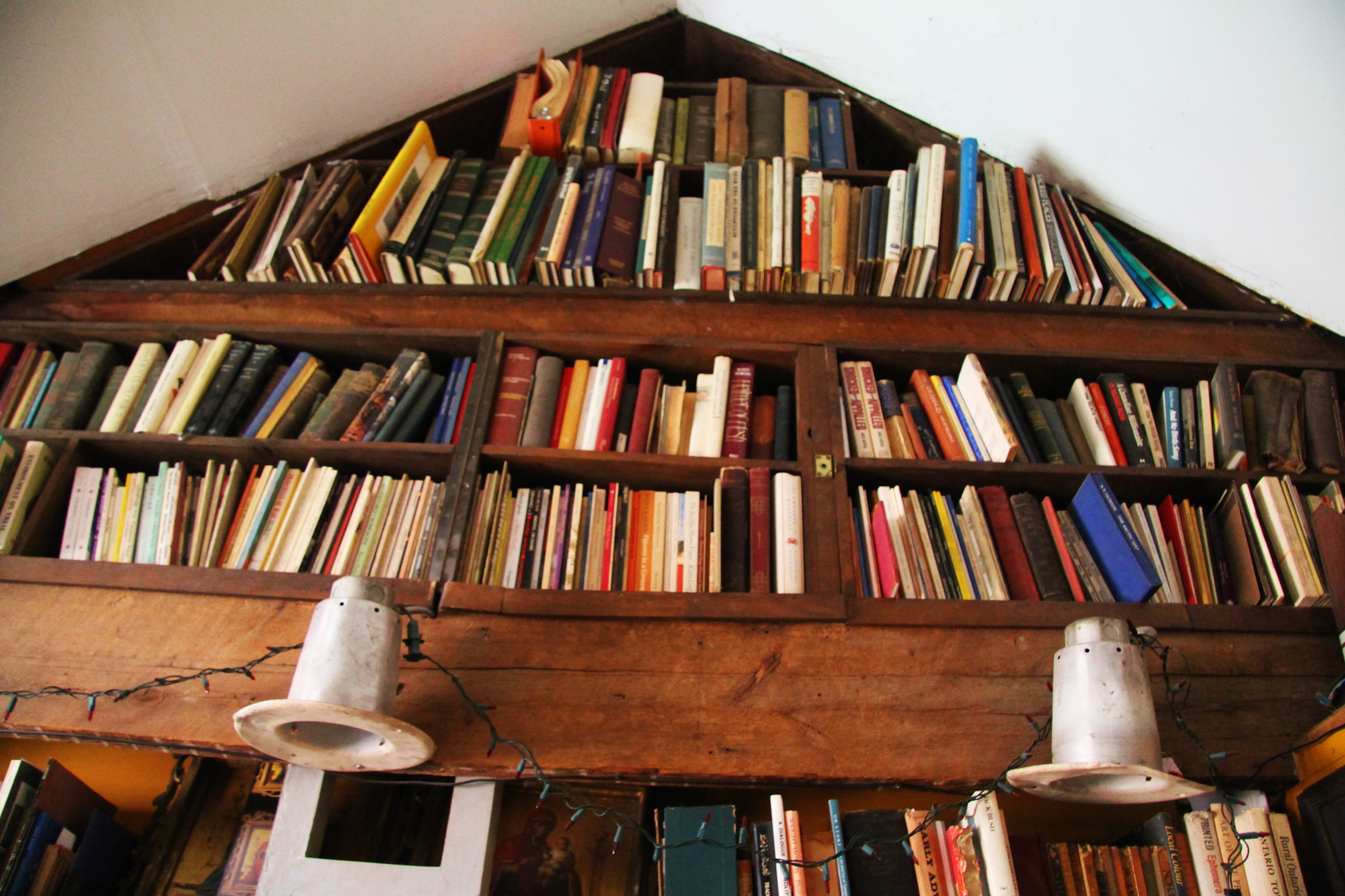 Bookshelf wide
